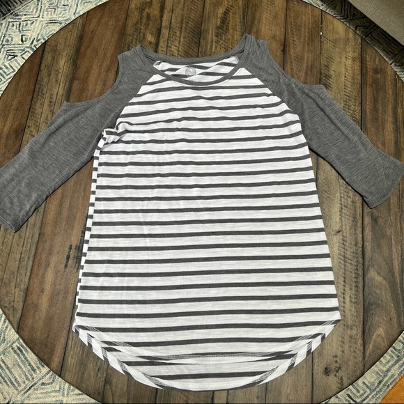 Shoulder Cutout Striped Raglan Tee - Picture 5 of 7